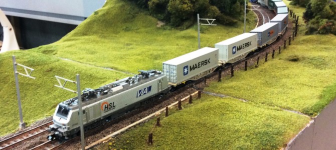 Alstom Prima AKIEM HSL VIA Nr 37025 with a few containers Alstom Prima AKIEM HSL VIA Nr 37025 with a few containers